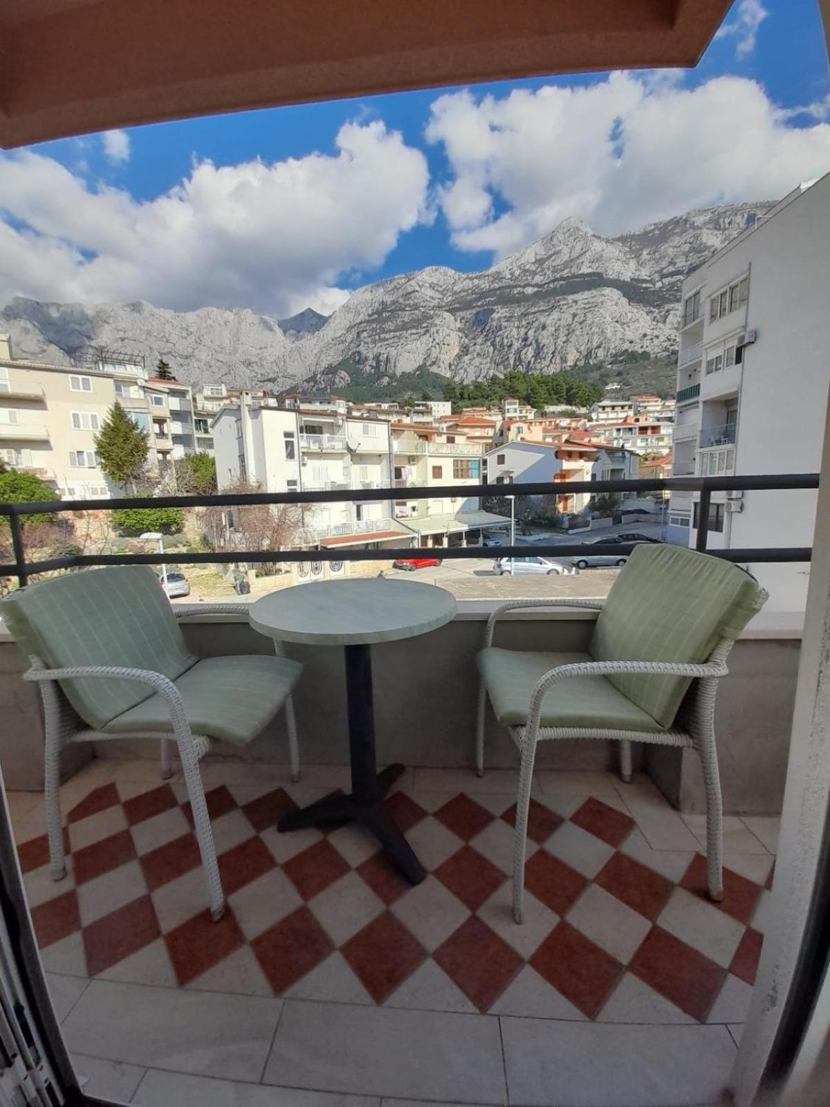 3 * Makarska